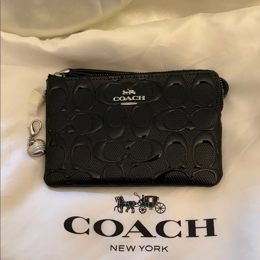 🖤🩶Coach NWT Black Embossed Corner Zip Wristlet In Signature Leather/Heart Charm